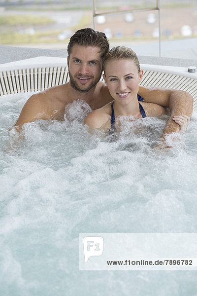 Porträt eines lächelnden Paares im Whirlpool