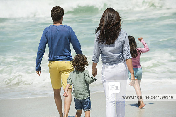 Familie zu Fuß am Strand