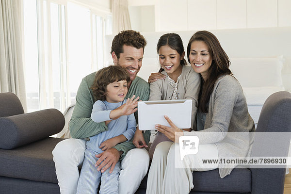 Familie betrachtet ein digitales Tablett