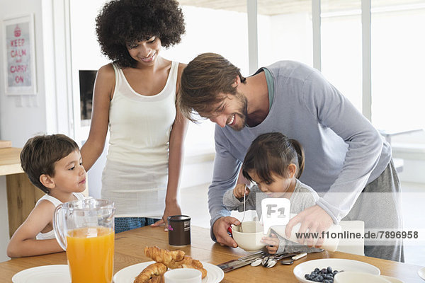 Familie beim Frühstück am Esstisch