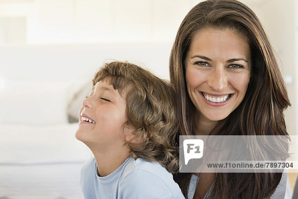 Porträt einer Frau und ihres Sohnes lächelnd