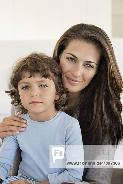 Porträt einer Frau  die mit ihrem Sohn lächelt