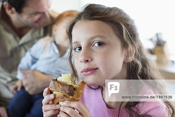 Porträt eines Mädchens beim Brotessen