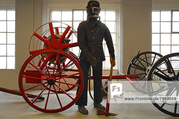 Feuerwehrmann mit Atemschutzmaske vor einem Schlauchwagen  Anfang des 20. Jhd.  Ausstellung 150 Jahre Laufer Feuerwehr  Industriemuseum Lauf