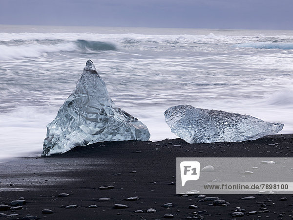 Eisbrocken liegt auf dem schwarzen Lava-Sandstrand am Rande des Gletschers Vatnajökull