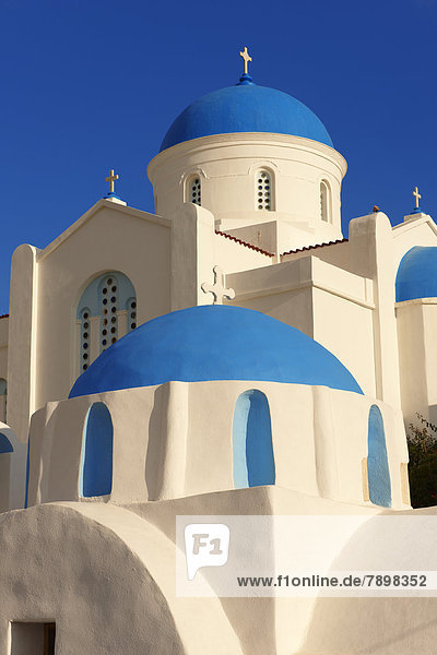 Blaue Kuppeln der byzantinisch griechisch-orthodoxen Kapelle Panagia Gremiotissa  Chora  Hora  Ios  Kykladen  Griechenland  Europa