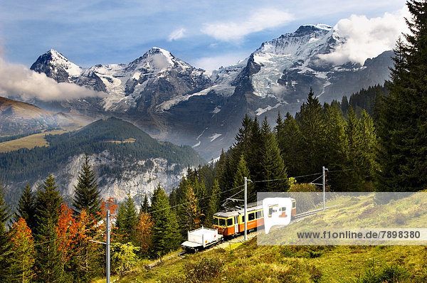 Mürren Bergbahn mit Eiger  Mönch und Jungfrau  Schweizer Alpen  Schweiz  Europa