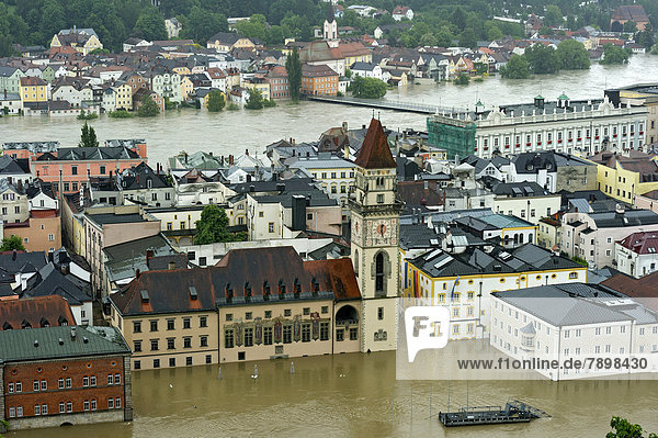 Altstadt mit Rathaus und Hotel Wilder Mann bei Hochwasser am 3. Juni 2013