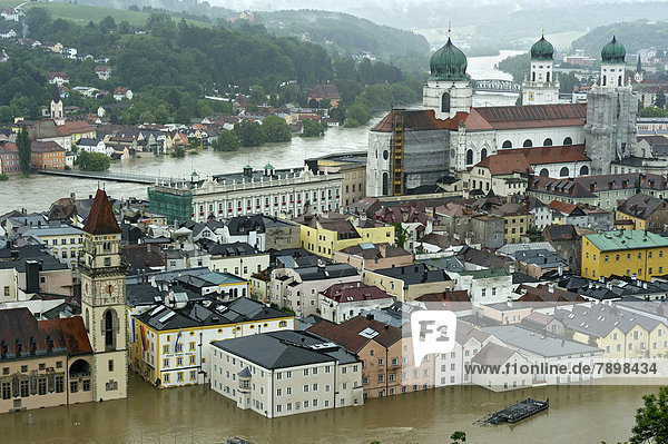 Altstadt mit Rathaus und St. Stephansdom bei Hochwasser am 3. Juni 2013