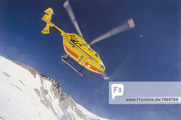 ADAC-Hubschrauber bei einer Bergrettung