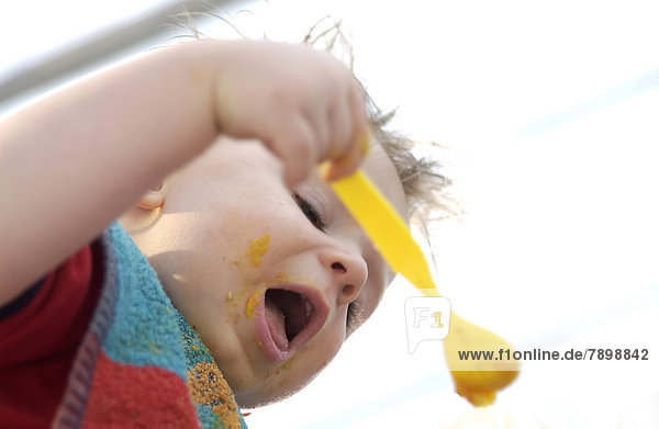 Kleiner Junge isst Babybrei