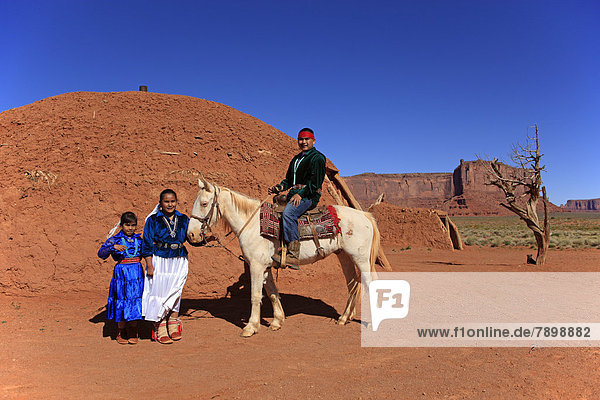 frontal Indianer Hogan Navajo