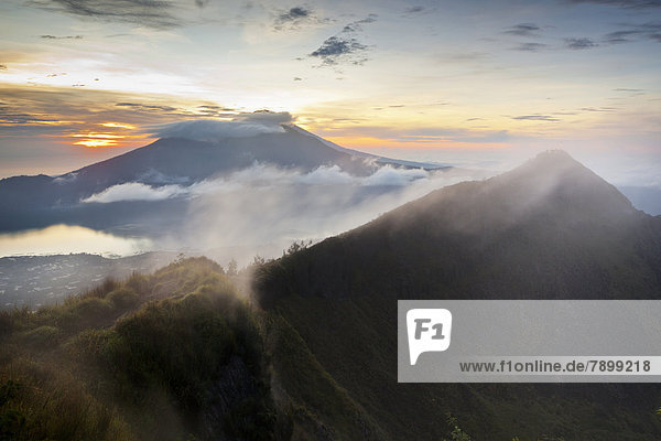 Vulkan Batur und Batursee bei Sonnenaufgang