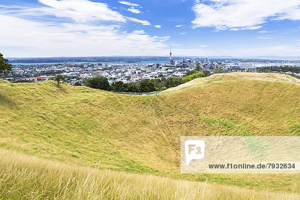 Vulkankrater des Mount Eden mit Aussicht auf Auckland