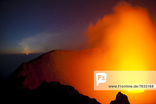 Monduntergang am Krater des kochenden Lavasees des Nyiragongo-Vulkans
