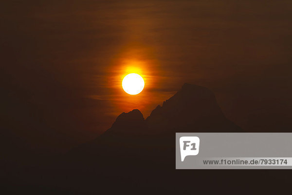 Sonnenaufgang über dem Mikeno-Vulkan