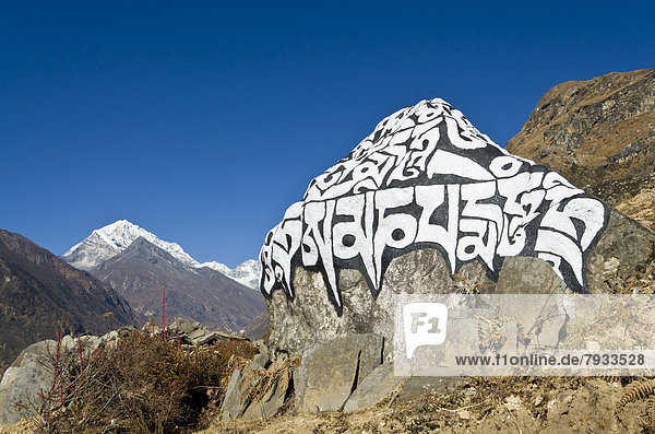 Big Mani Stein in einem Tal oberhalb von Namche Bazar  3440 m  Basislager zum Trekking und Bergsteigen in der Solo Khumbu Region