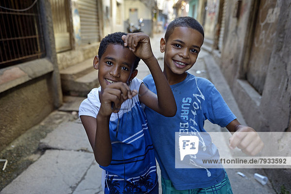 Zwei Jungen in einem Armenviertel  Favela ***KEINE VERÖFFENTLICHUNG IN BRASILIEN***