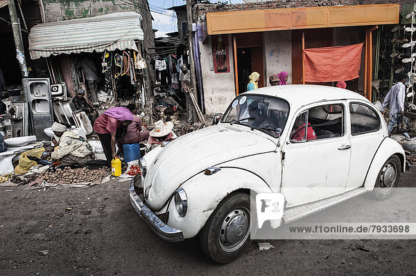 Alter Volkswagen Käfer  Straßenmarkt  Mercato von Addis Abeba