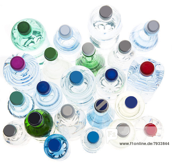 Verschiedene Sorten Mineralwasser in Flaschen aus Glas und Kunststoff oder PET