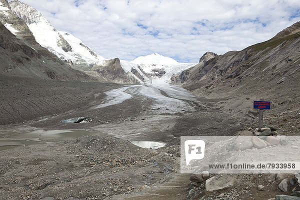 Gletscherschmelze am Pasterzengletscher  dahinter der Johannisberg