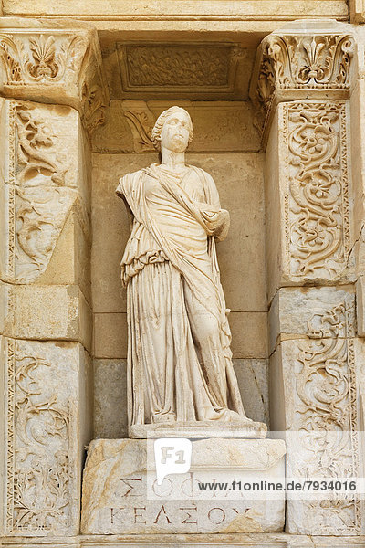 Sophia-Figur  Sinnbild der Weisheit  Celsusbibliothek  Celsus-Bibliothek