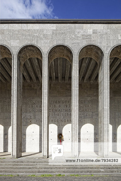 Arkadenhalle  1930 eingeweihte Gedenkstätte für 9855 im ersten Weltkrieg gefallene Soldaten aus Nürnberg  heute Ehrenhalle für Opfer des ersten und zweiten Weltkriegs sowie der nationalsozialistischn Gewaltherrschaft