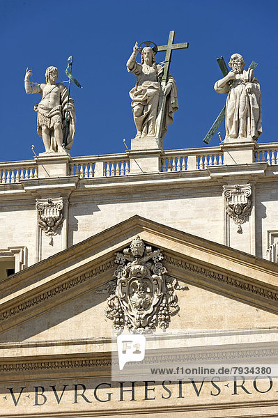 Monumentalstatuen Johannes der Täufer  Jesus Christus und ein Apostel auf Fassade des Dom St. Peter  Petersdom  Piazza San Pietro  Petersplatz