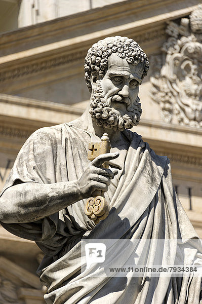 Monumentalstatue des hl. Apostel Petrus vor dem Dom St. Peter  Petersdom  Piazza San Pietro  Petersplatz