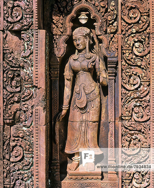 Devata-Statue aus rotem Sandstein  Banteay Srei Tempel