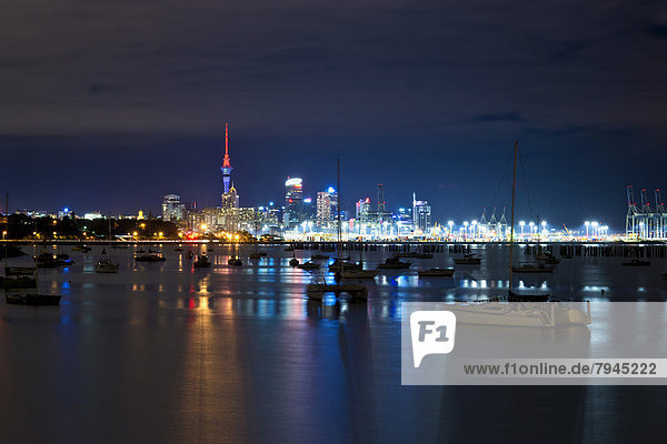 Auckland Central Business District oder Auckland CBD  von Okahu Bay  bei Nacht