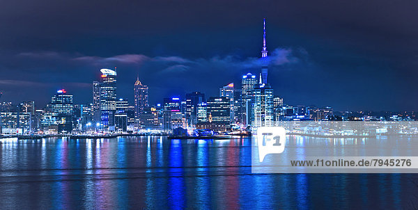 Auckland Central Business District oder Auckland CBD  von Stanley Bay  bei Nacht