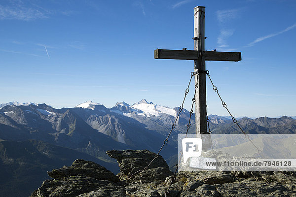 Gipfelkreuz des Rastkogel gegen Tuxer Alpen