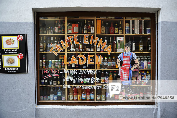 Schaufenster eines Tante-Emma-Ladens mit Getränkeflaschen
