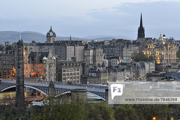Edinburgh Hauptstadt Palast Schloß Schlösser Hügel Geschichte Ansicht