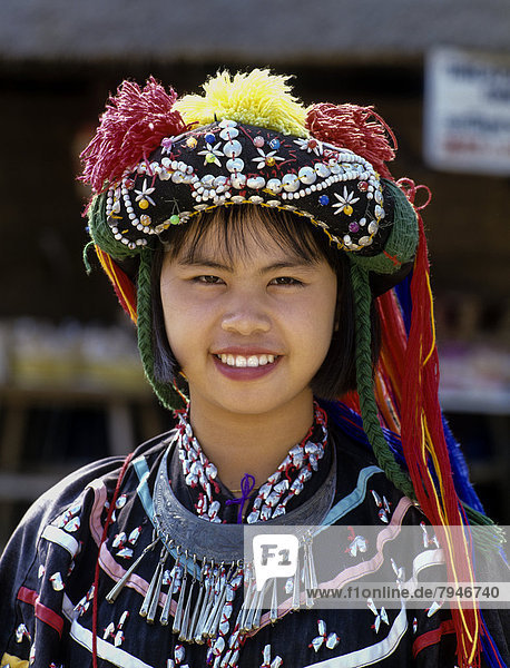 Lisu-Mädchen mit buntem Kopfschmuck und Tracht der Bergvölker  Portrait