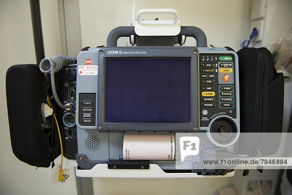 Tragbares Elektrokardiogramm mit Defibrillator in einem Rettungswagen