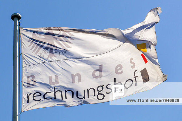 Flagge mit Logo und Schriftzug Bundesrechnungshof