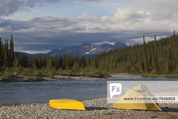 Lager an einem Kiesufer  Zelt und Kanu  am Upper Liard River  Pelly Mountains hinten  Yukon Territory