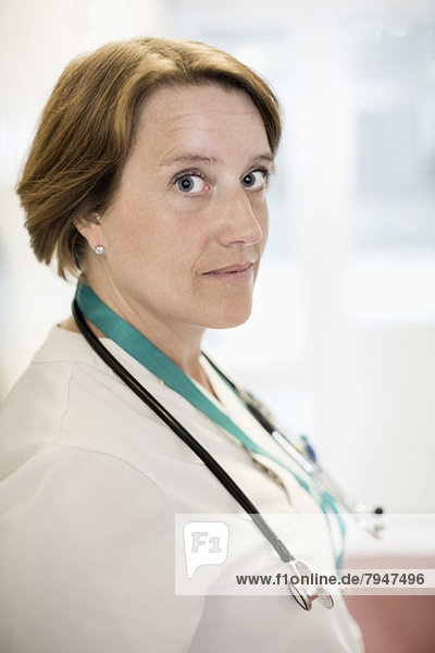 Seitenansicht Porträt einer reifen Ärztin  die im Krankenhaus steht