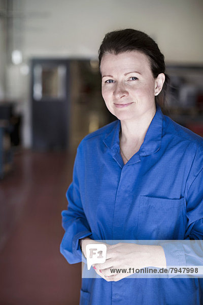 Porträt einer selbstbewussten Elektrikerin im Werk
