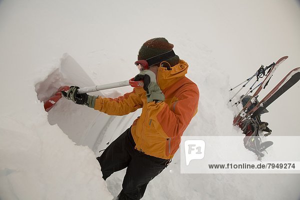 Winter  Skifahrer  Schneeflocke  unbewohnte  entlegene Gegend  begraben  schwer