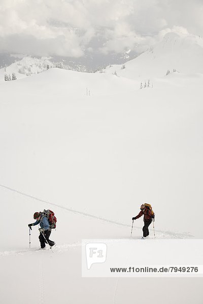 Skisport  unbewohnte  entlegene Gegend  2  Ski  Klettern  Hang