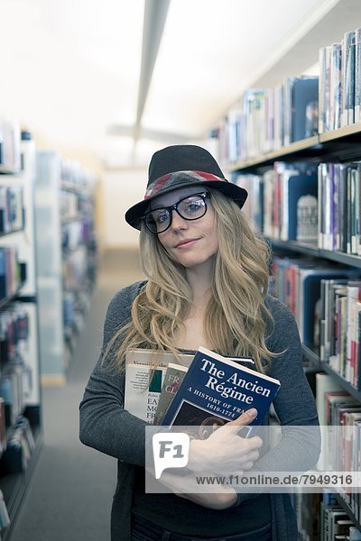 Frau  lesen  Bibliotheksgebäude  jung