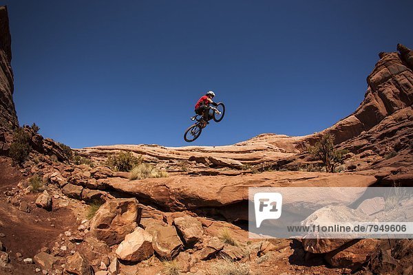 nahe  Mann  springen  Himmel  bekommen  Moab  Utah