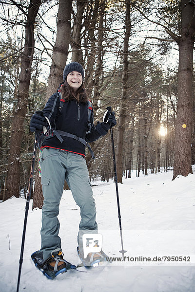 Laubwald  Frau  lächeln  jung  Schneeschuhlaufen