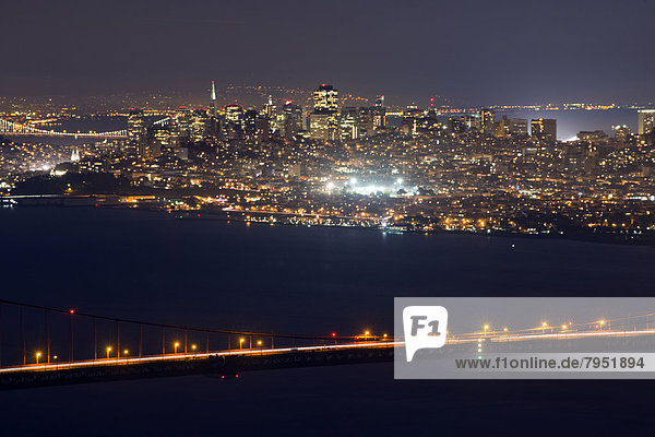 beleuchtet spannen Nacht über Großstadt Kalifornien Golden Gate Bridge