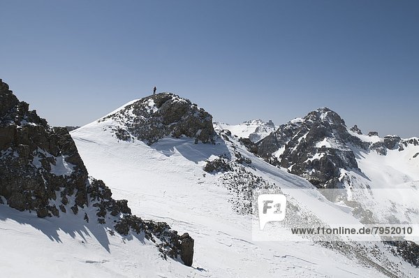 stehend  Mann  Berggipfel  Gipfel  Spitze  Spitzen  Schnee  Wald  Colorado  Silverton