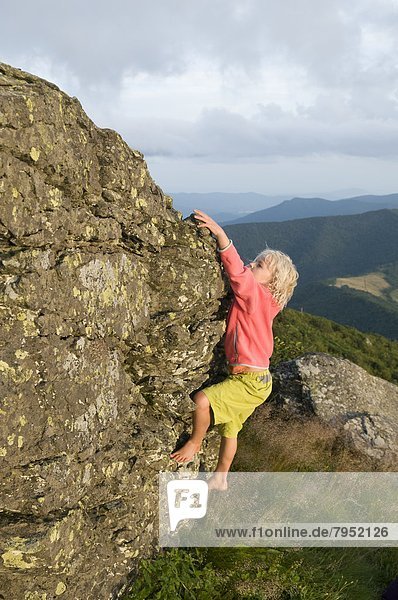 Felsbrocken  jung  Wiese  Mädchen  klettern  North Carolina