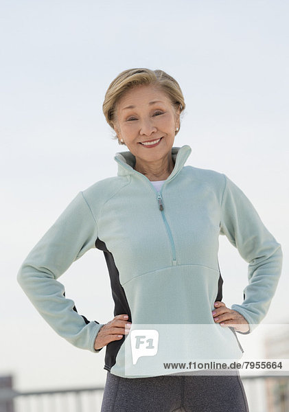 Senior Senioren Portrait Frau strecken